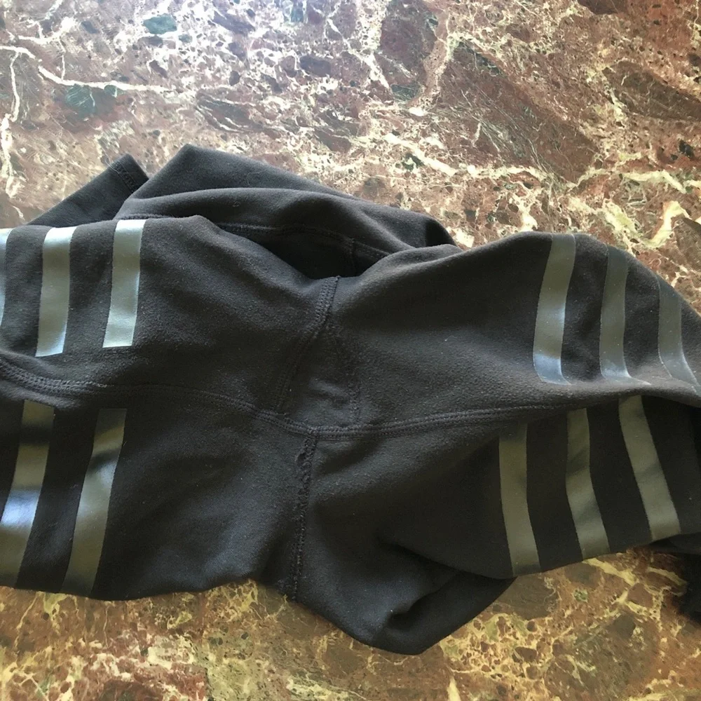 ALO YOGA Airbrush Lineal Diagonal Stripe Leggings in Black